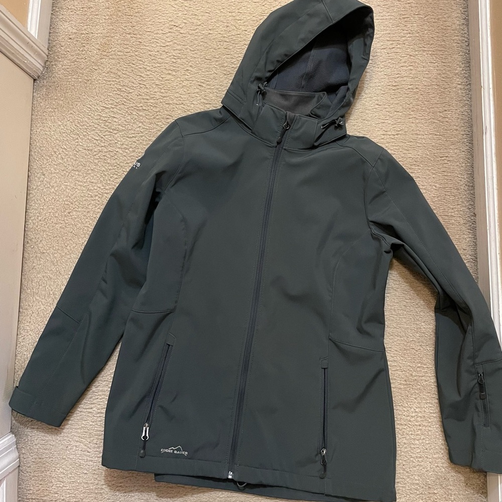 Eddie Bauer ladies hooded soft shell parka.
Size XL